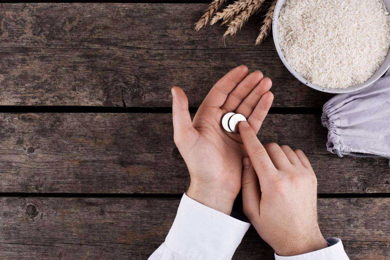 Hands counting coins, representing Nadhr in Islam. Donation support by ETH.