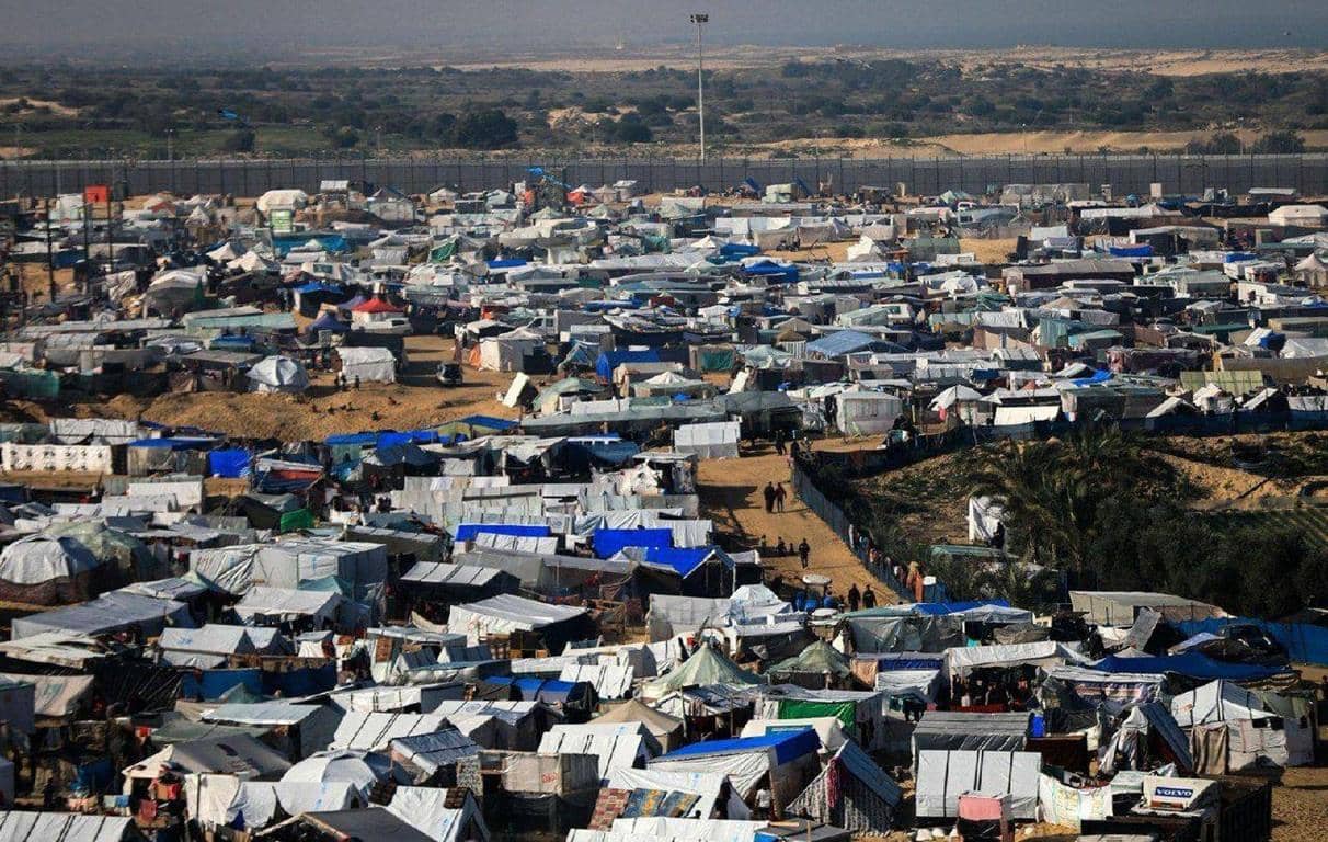 Gaza refugee camp relief aid with tents and structures, impacting women and children, donations supported by ETH.