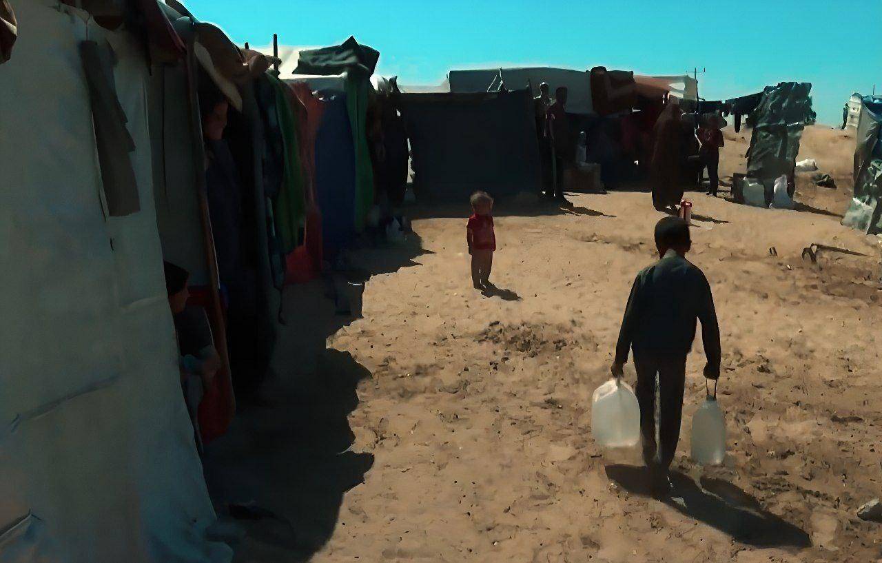 Two children carrying water jugs through a camp. Humanitarian aid delivered to Gaza is supported by crypto donations. Key phases: Gaza hardship, humanitarian organizations, life-saving aid, crypto zakat, urgent need.