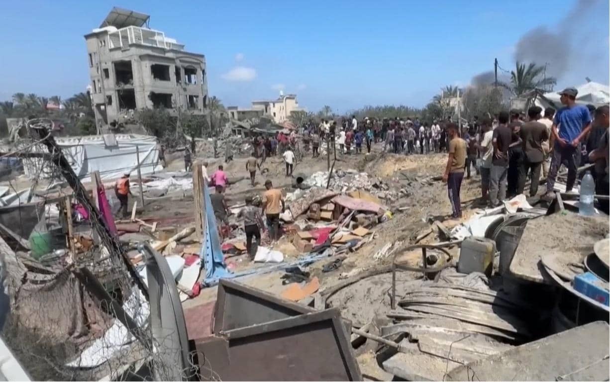 Scene of destruction in a war-torn Yemeni city with rubble and damaged buildings, showing displaced families and aid efforts, processing via ETH.