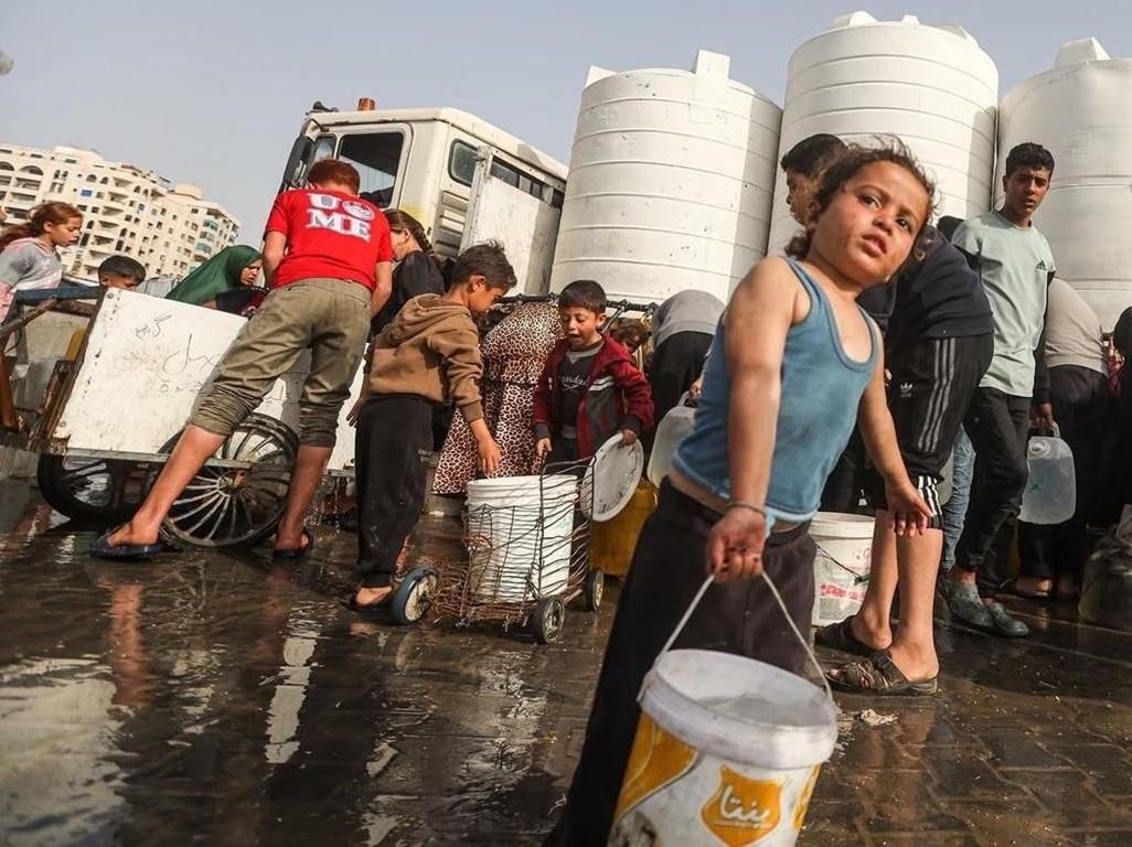 Children collect clean drinking water provided by relief aid, help Palestine support through ZEC donations.