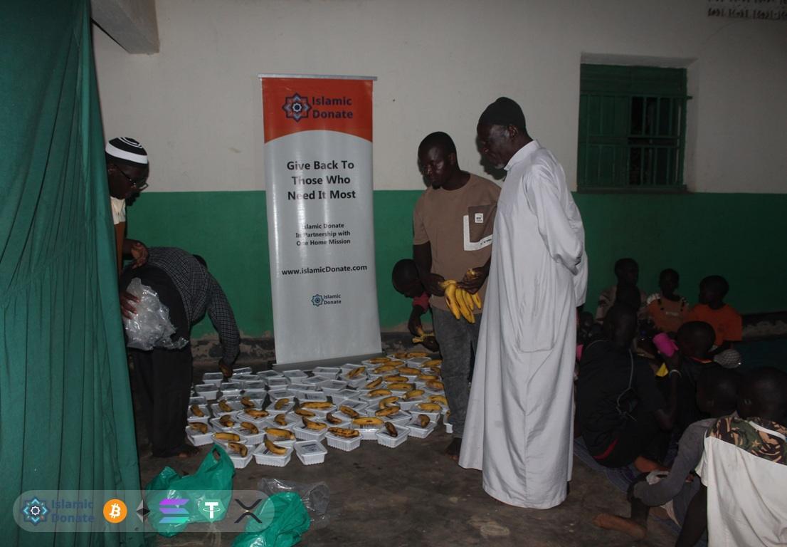 Volunteers serve bananas and meals to local families. Give Zakat in Ramadan with TRX to provide Iftar for the needy.
