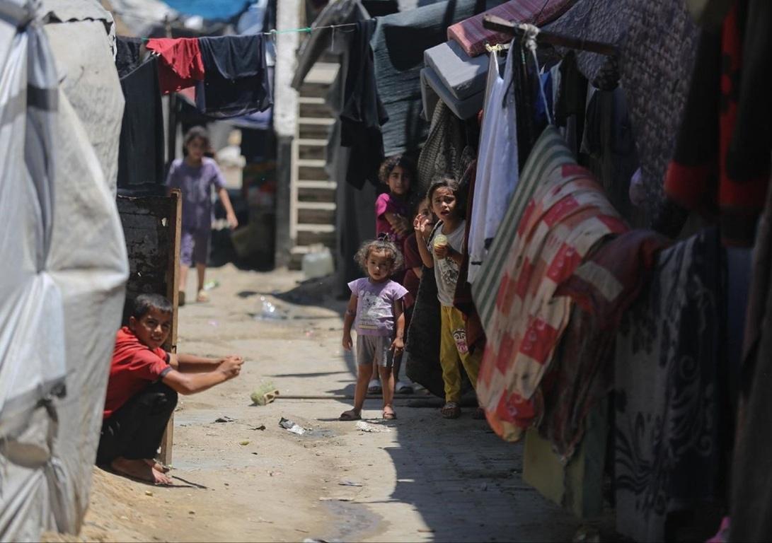 Palestinian children in a camp receive support through Ripple USD donations for food aid and displaced families in need.