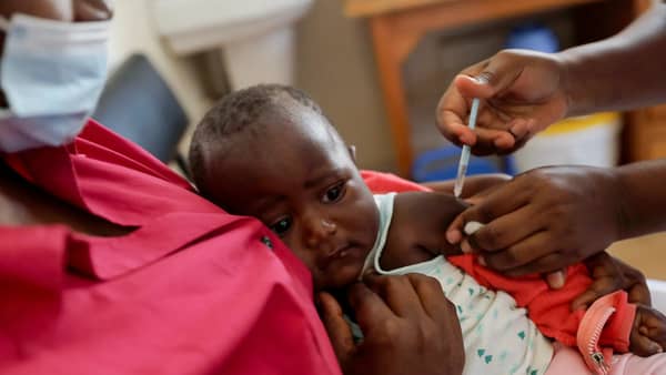 A baby receives a vaccine injection, supported by crypto donations via SOL. Combating Malaria in Africa, this image highlights the crucial fight against a silent epidemic, focusing on protecting vulnerable children through essential healthcare interventions and early diagnosis.