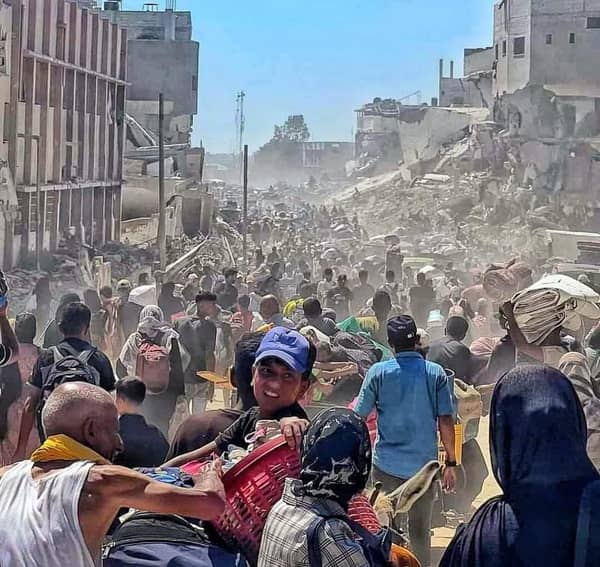 Aid to the Displaced People of Gaza: A crowd of displaced individuals navigates a destroyed landscape, carrying belongings and seeking shelter. This humanitarian effort is supported by crypto donations, including USDS, for essential water, food, and shelter for over 70,000 affected people.